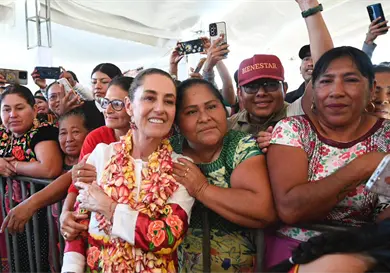 Reconoce Sheinbaum a mujeres traductoras