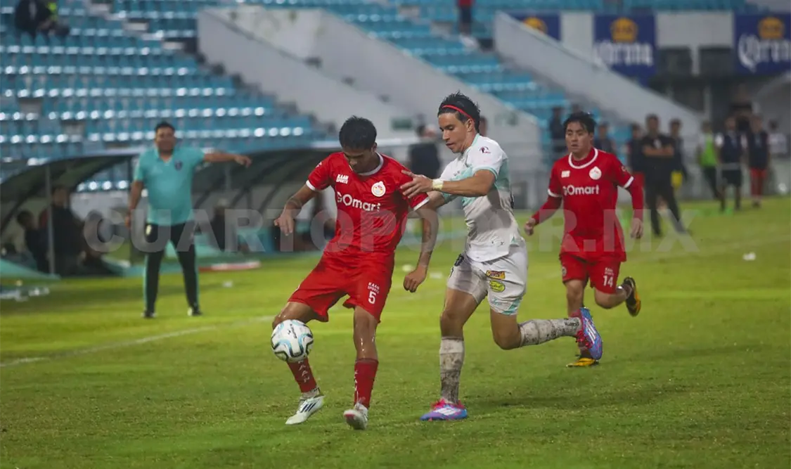 Tapachula FC hizo valer su localía en una noche complicada por la lluvia, resolviendo el partido en los minutos finales con el respaldo de su afición. Cortesía