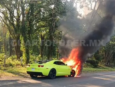 Brutal encontronazo: se incendian moto y auto