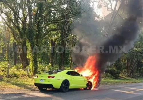 Brutal encontronazo: se incendian moto y auto Brutal encontronazo: se incendian moto y auto