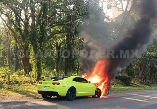 Brutal encontronazo: se incendian moto y auto