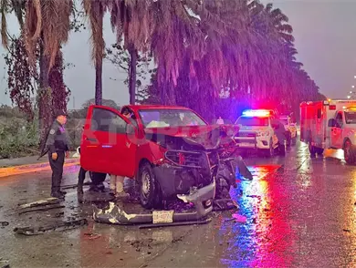 Lluvia causa violenta colisi&oacute;n entre pick-ups