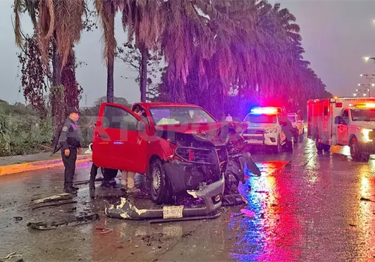 Lluvia causa violenta colisi&oacute;n entre pick-ups