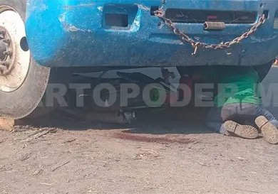 Camión cañero impacta a motocicleta Camión cañero impacta a motocicleta