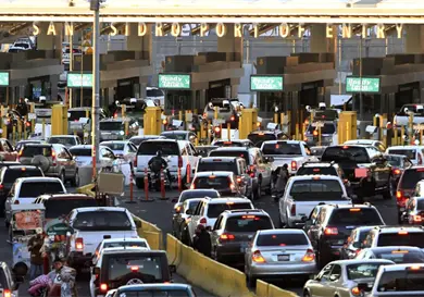 Aprovechan d&oacute;lar barato en la frontera norte