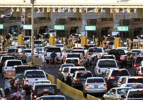 Aprovechan d&oacute;lar barato en la frontera norte