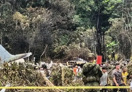 Van 77 heridos y un muerto por ca&iacute;da de avi&oacute;n militar