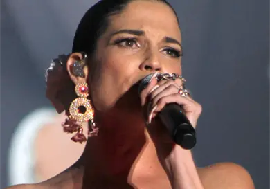 Natalia, de los escenarios a la pol&eacute;mica