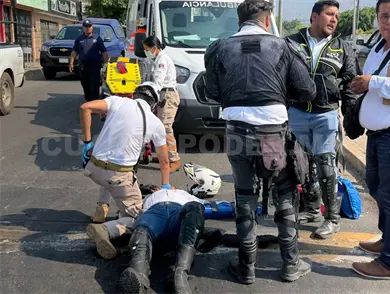 Se fractura cobrador al derrapar en una moto