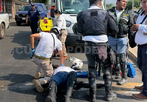 Se fractura cobrador al derrapar en una moto