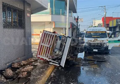 Al colisionar riega cochito que llevaba Al colisionar riega cochito que llevaba