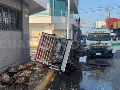 Al colisionar riega cochito que llevaba