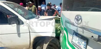 Camioneta impacta a Urvan cerca de mercado