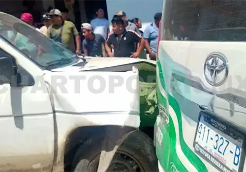 Camioneta impacta a Urvan cerca de mercado