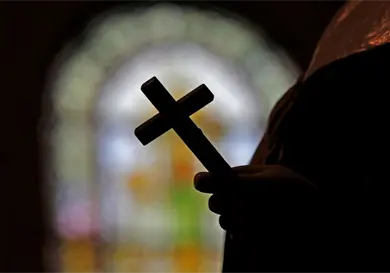 Rega&ntilde;an a cura por bendecir a pareja del mismo sexo