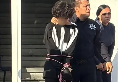 Menor mata a balazos a dos maestras