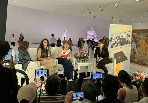 Pandora reconstruye su historia