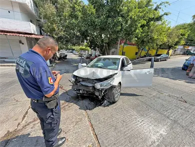 Se estampa contra la fachada de una casa