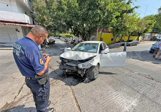 Se estampa contra la fachada de una casa