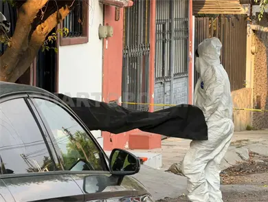 Hallan a hombre sin vida sobre la banqueta