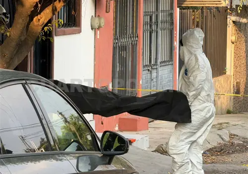 Hallan a hombre sin vida sobre la banqueta