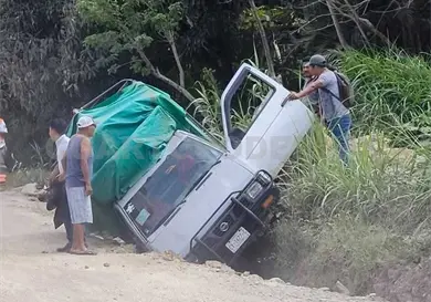 Evita un bache y se accidenta en zanja Evita un bache y se accidenta en zanja
