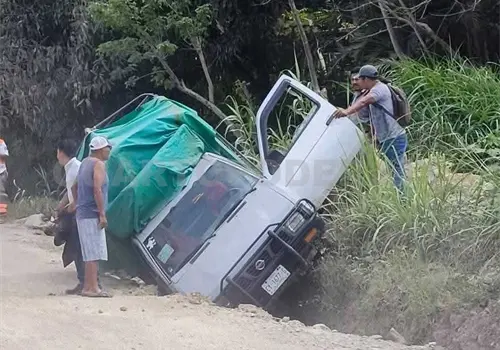 Evita un bache y se accidenta en zanja