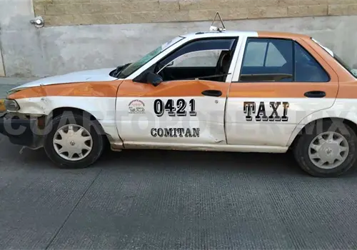 Se estrella en taxi y sale "volando"