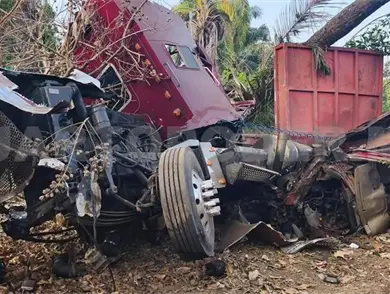 Fuerte choque: tr&aacute;iler y camioneta destrozados