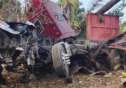 Fuerte choque: tr&aacute;iler y camioneta destrozados