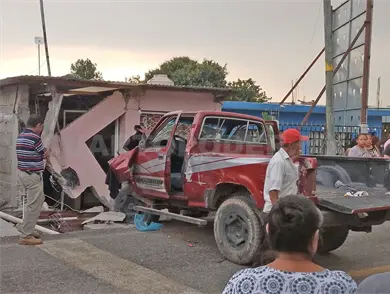 Se impacta en viviendas y abandona su unidad