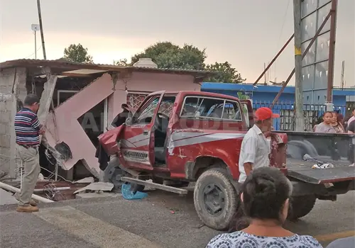 Se impacta en viviendas y abandona su unidad