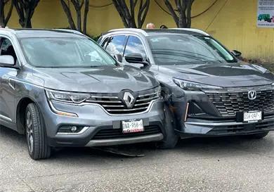 Intenta adelantarse en fila y se estrella Intenta adelantarse en fila y se estrella