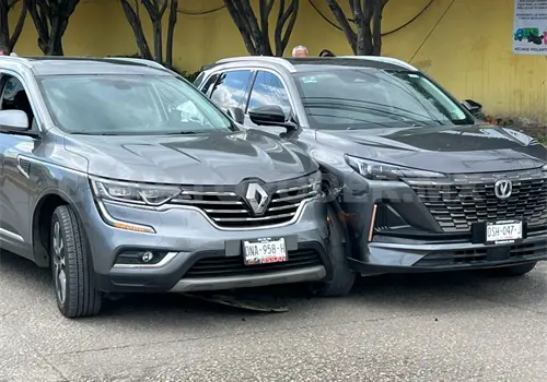 Intenta adelantarse en fila y se estrella