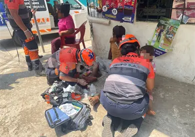 Mujer y niña derrapan al ir en motocicleta Mujer y niña derrapan al ir en motocicleta