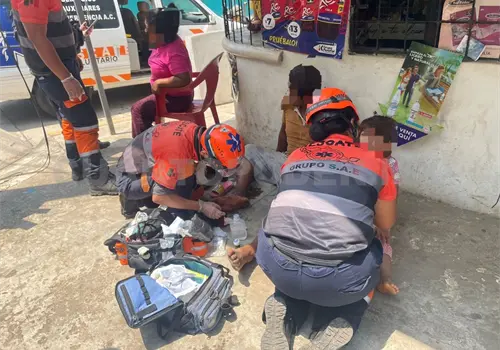 Mujer y ni&ntilde;a derrapan al ir en motocicleta