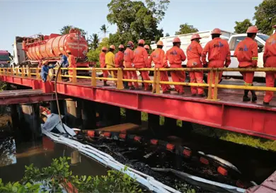 Derrame corresponde a un buque anclado