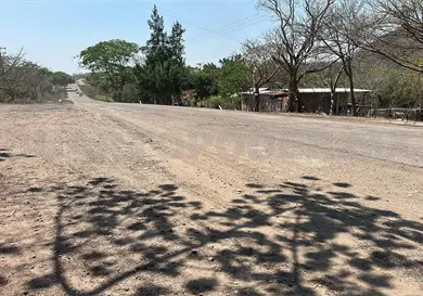 A casi un mes, obra carretera contin&uacute;a paralizada