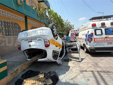 Taxi trata de rebasar, pero choca y vuelca Taxi trata de rebasar, pero choca y vuelca
