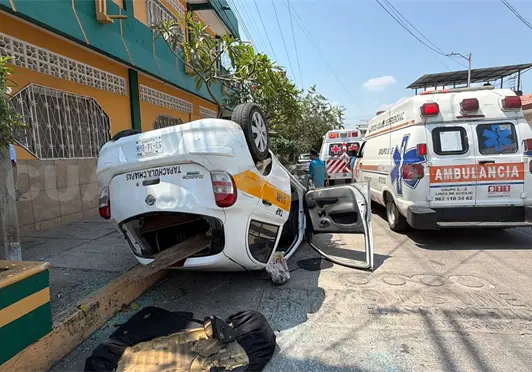 Taxi trata de rebasar, pero choca y vuelca