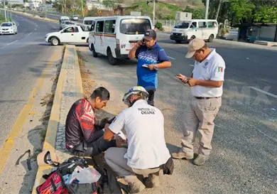 Le cortan el paso y se da fuerte golpe en rostro Le cortan el paso y se da fuerte golpe en rostro
