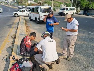 Le cortan el paso y se da fuerte golpe en rostro Le cortan el paso y se da fuerte golpe en rostro