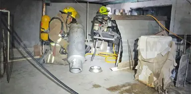Bomberos controlan una fuga en cilindro Bomberos controlan una fuga en cilindro
