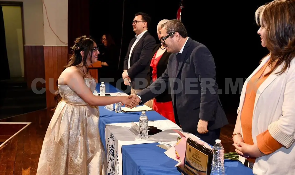 Los egresados fueron apadrinados en su ceremonia de graduación por el rector Oswaldo Chacón Rojas. CP