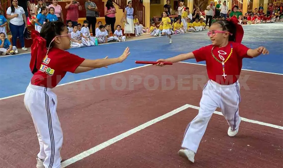 Estudiantes participaron activamente en las pruebas de Atletismo, destacando en carreras y relevos durante la jornada deportiva. Cortesía