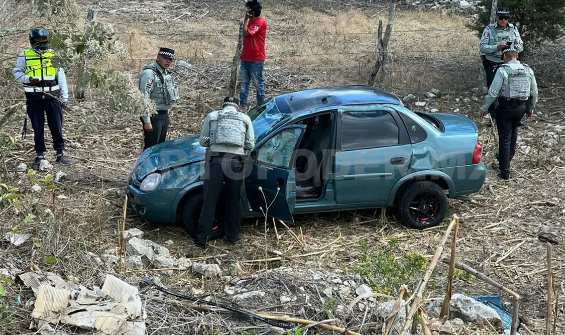 El Chevy Monza abandonó la carretera porque el conductor perdió el control, esto hizo que se desbarrancara. Juan Orel / CP