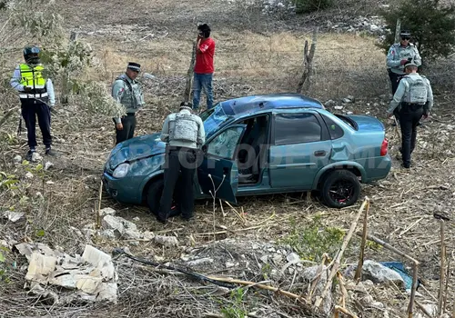 Vuelcan al salirse del camino; dos lesionados Vuelcan al salirse del camino; dos lesionados