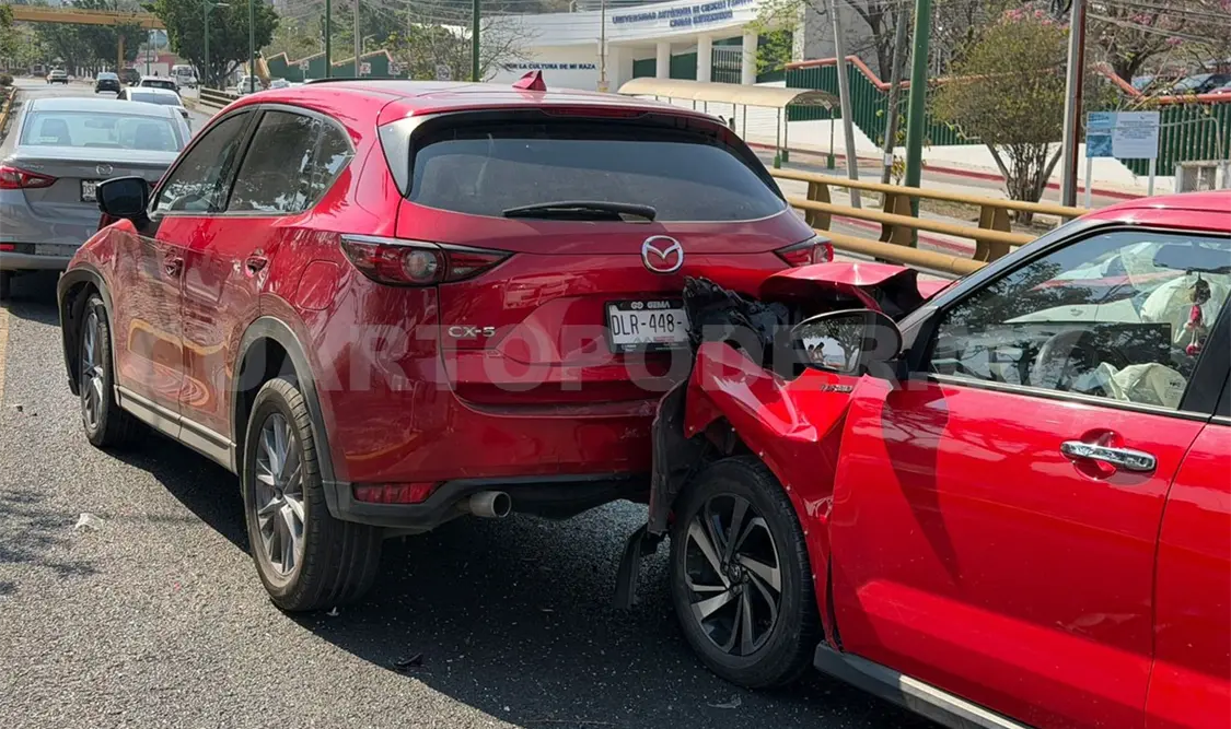 Debido a la falta de precaución y por no guardar la distancia adecuada, ocurrió el carambolazo. Ulises Villalobos / CP