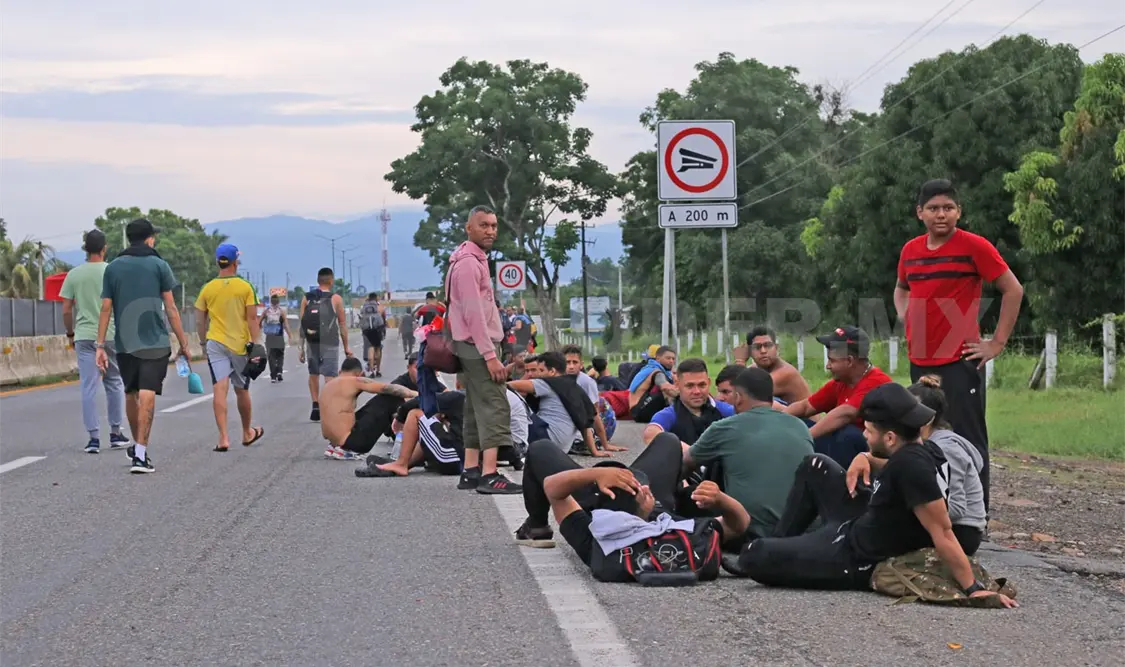 Integrantes de la caravana avanzan por la ruta del Soconusco. Carlos López / CP