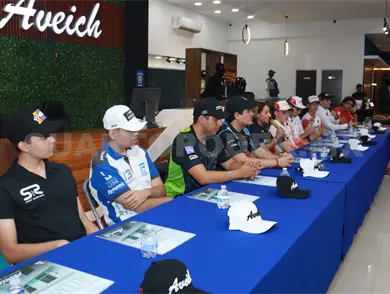 Pilotos se declaran listos para la acción en la pista Pilotos se declaran listos para la acción en la pista